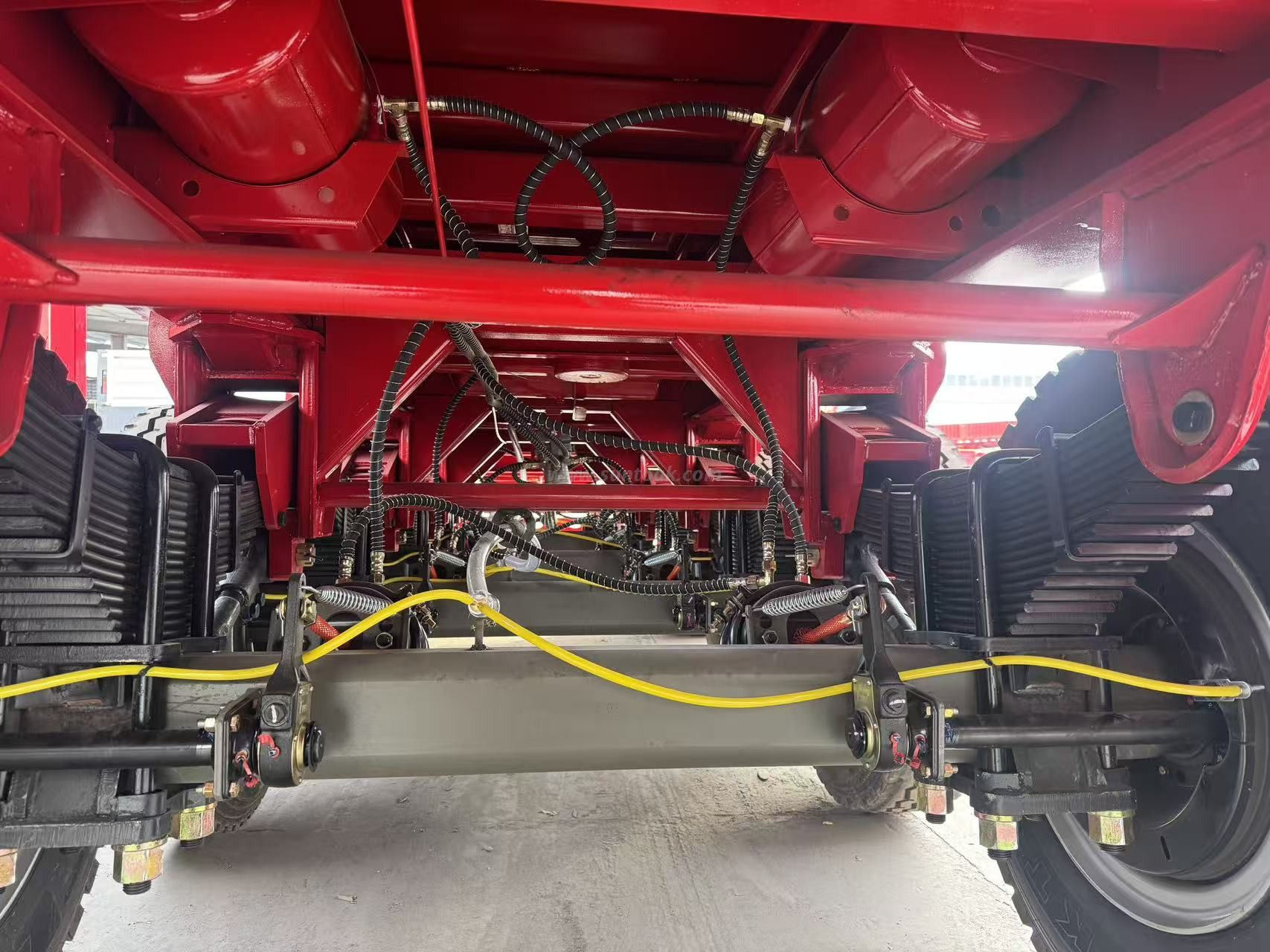 Semi-reboque basculante de quatro eixos para serviço pesado de 13,5 m